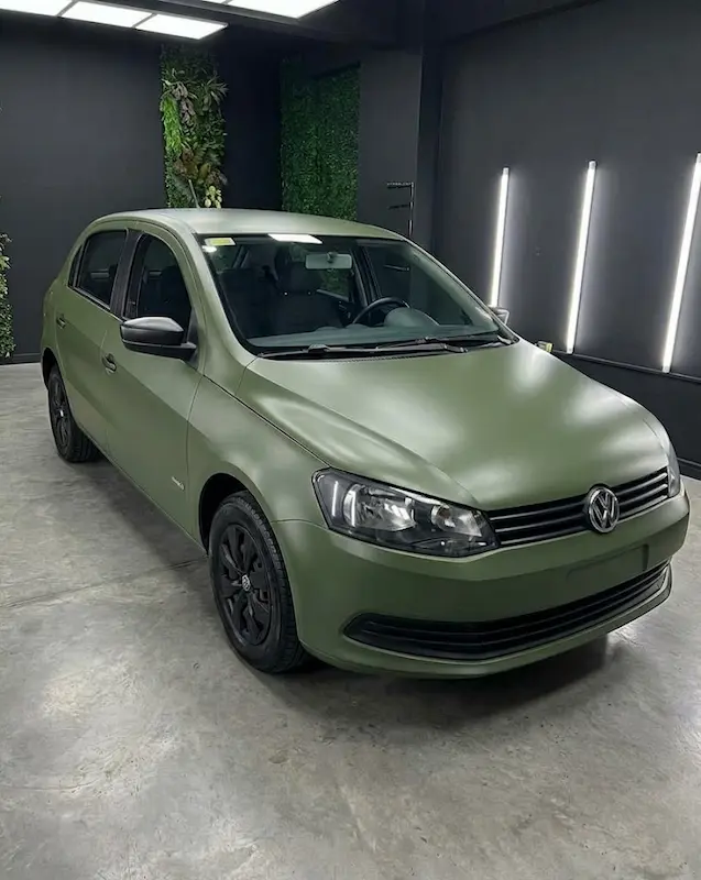 Gol Trend ploteado en verde mate