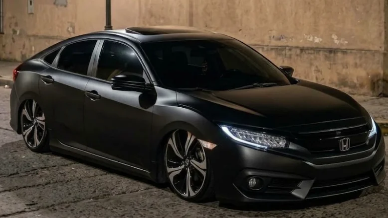 Honda Civic ploteado en negro mate
